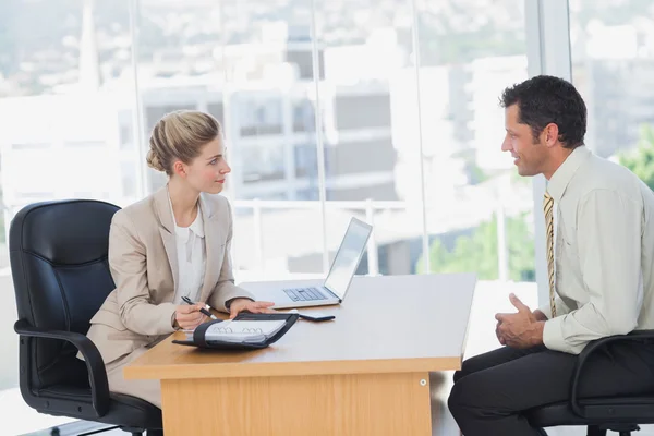 Femme d'affaires souriante interviewant un homme d'affaires — Photo