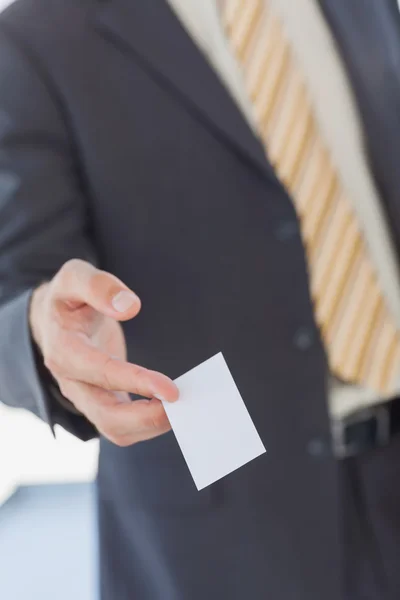 Бизнесмен дает белую визитную карточку — стоковое фото