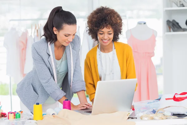 Designers de moda trabalhando em um laptop — Fotografia de Stock