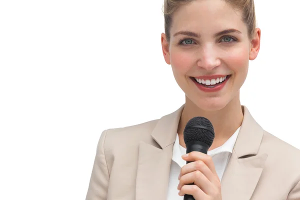 Klasą bizneswoman gospodarstwa mikrofon — Zdjęcie stockowe