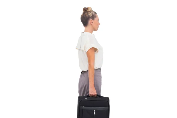 Widok strony kobieta stojąc z teczki — Zdjęcie stockowe