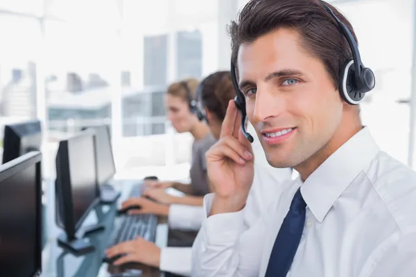 Porträtt av en säker Callcenter agent — Stockfoto