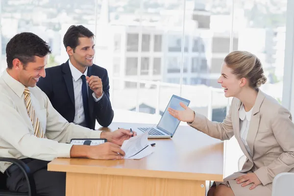 Affari ridendo con intervistato — Foto Stock