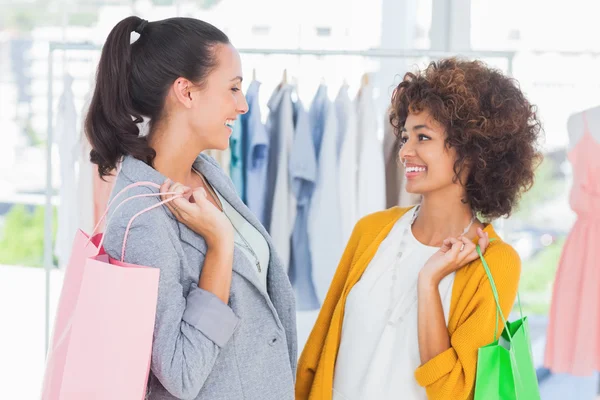 Lächelnde Frauen mit Einkaufstüten — Stockfoto