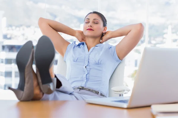 Atraktivní podnikatelka relaxační v její kanceláři — Stock fotografie