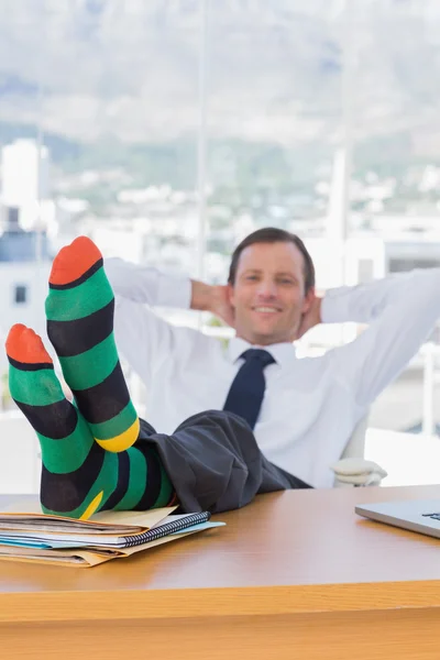 Homme d'affaires heureux se détendre avec les pieds sur son bureau — Photo