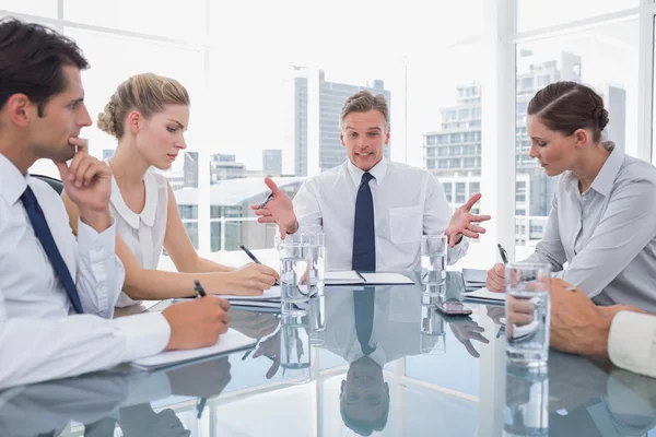 Affärsman gestikulerande under ett möte — Stockfoto