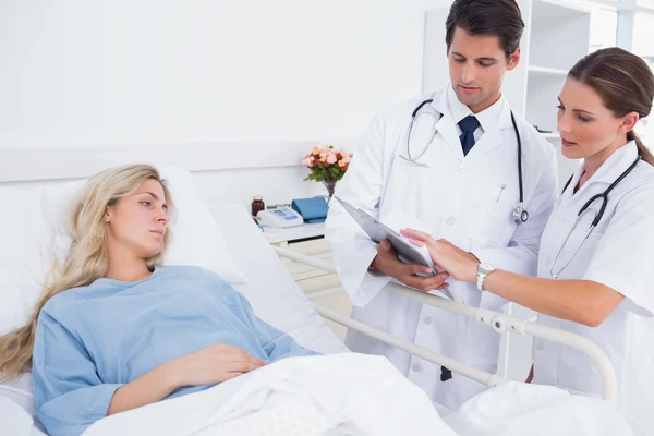 Hospitalized woman and doctors — Stock Photo, Image