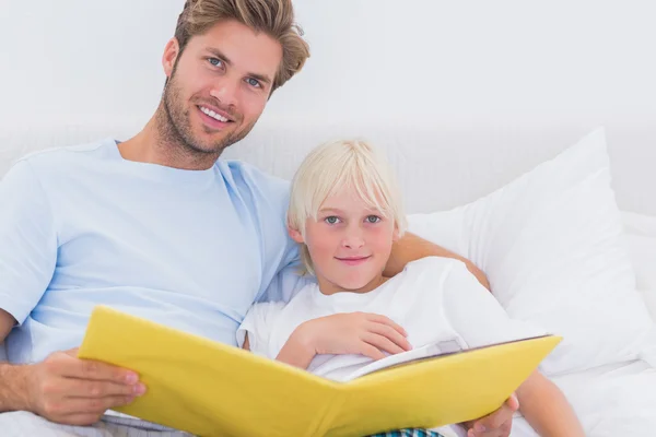 Schöner Vater liest seinem Sohn eine Geschichte vor — Stockfoto