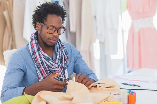 Seriöser Modedesigner schneidet Textilien — Stockfoto