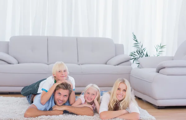 Familie liegt auf dem Teppich — Stockfoto
