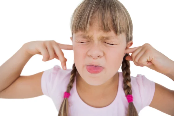 Petite fille obstruant ses oreilles — Photo