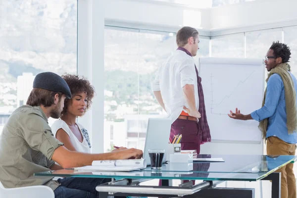 Diseñadores creativos trabajando en una oficina moderna —  Fotos de Stock