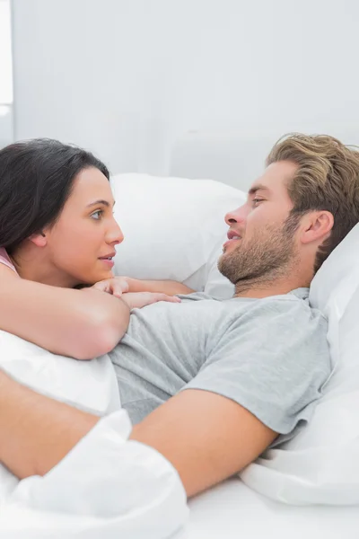Söta par vakna och tittar på varandra — Stockfoto