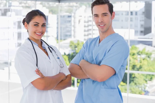 Medicinsk personal stående tillsammans med armarna vikta — Stockfoto