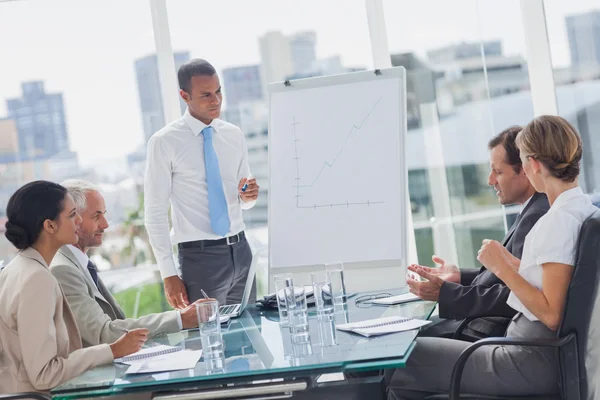 Manager staande voor collega 's — Stockfoto