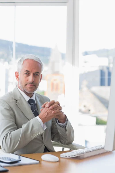 Affärsman sitter vid sitt skrivbord — Stockfoto