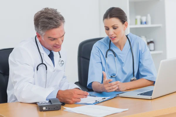 Dwóch lekarzy pracujących na ważny folder — Zdjęcie stockowe
