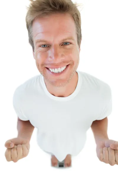 Hombre feliz en una balanza de pesaje —  Fotos de Stock