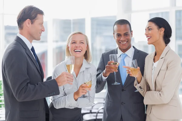 Geschäftsteam feiert mit Champagner — Stockfoto