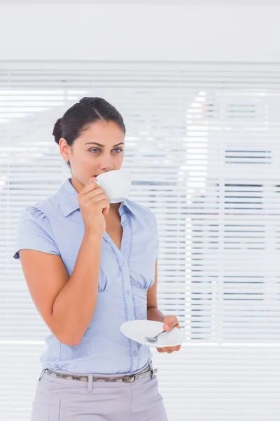 Attraktive Geschäftsfrau trinkt Kaffee — Stockfoto