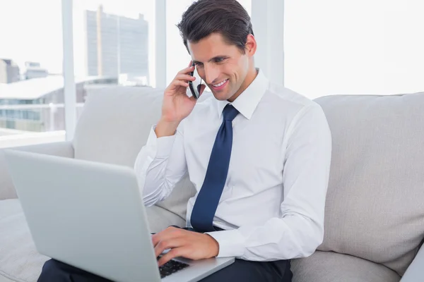 Bonito homem de negócios ao telefone — Fotografia de Stock