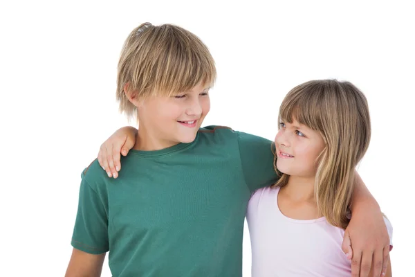 Kleine jongen en meisje op zoek naar elkaar en glimlachen — Stockfoto