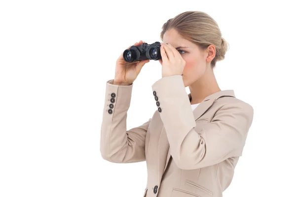 Zakenvrouw op zoek weg met een verrekijker — Stockfoto