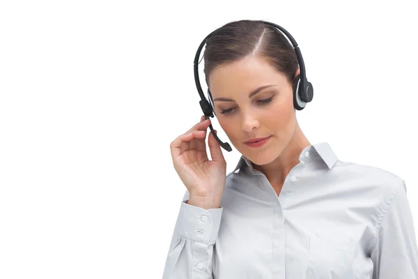 Mujer de negocios escuchando a la persona que llama en los auriculares — Foto de Stock
