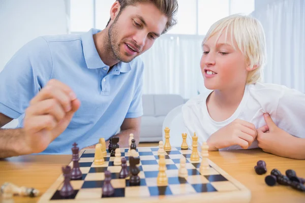 Père et son fils jouant aux échecs ensemble — Photo