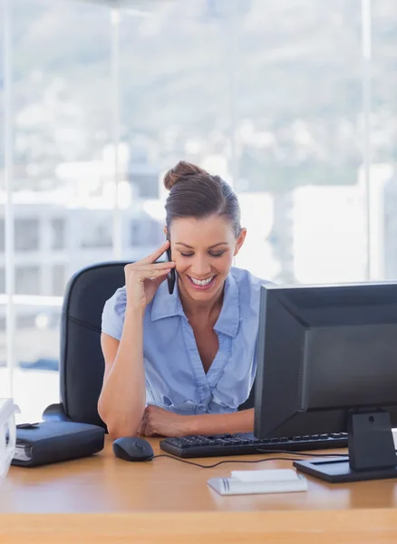 Smiling businesswoman calling — Stock Photo, Image