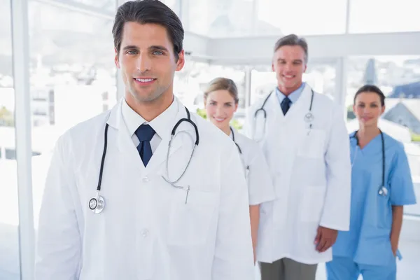 Médico atraente na frente de sua equipe — Fotografia de Stock