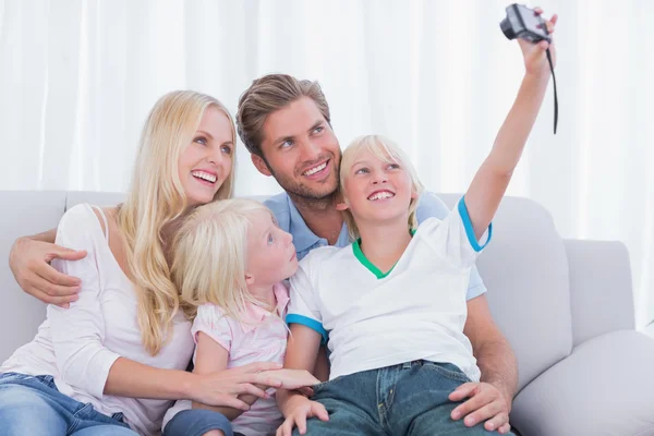 Menino tirando fotos de sua família — Fotografia de Stock