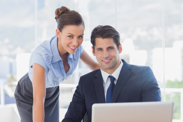 Zakelijke lachend samen — Stockfoto