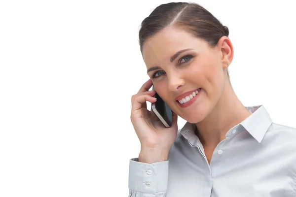 Mobil telefonda konuşurken gülümseyen iş kadını — Stok fotoğraf