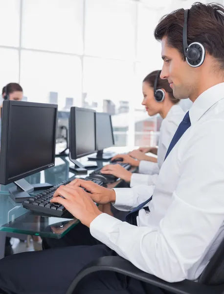 Grupo de empleados del centro de llamadas que trabajan en computadoras — Foto de Stock