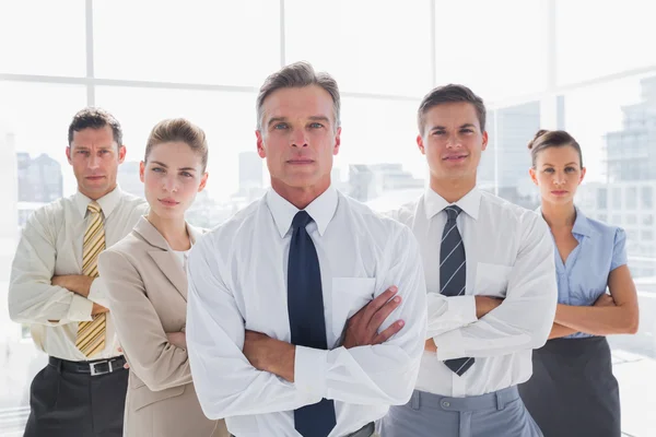 Geschäft mit verschränkten Armen im Büro — Stockfoto