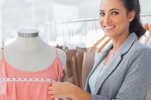 Gülümseyen moda tasarımcısı giysi ölçme — Stok fotoğraf