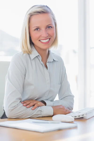 Joven empresaria sonriendo a la cámara — Foto de Stock