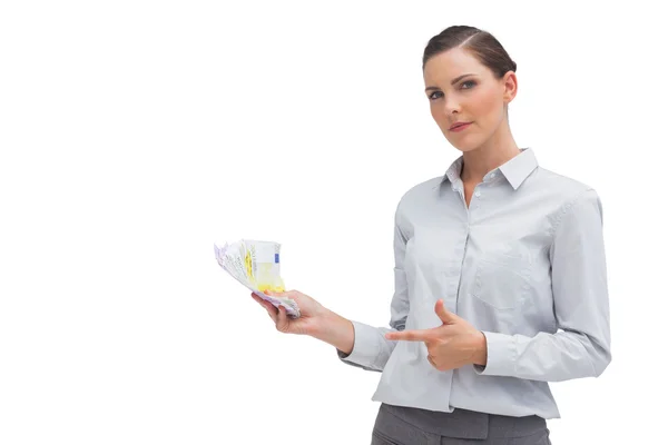 Affärskvinna visar pengar i handen — Stockfoto