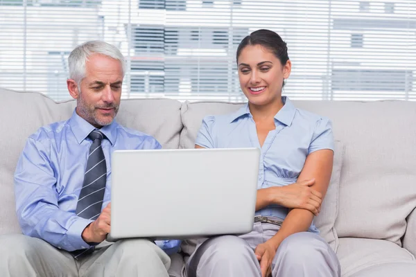 Business looking at laptop — Stock Photo, Image