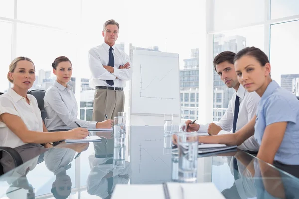 Ernstige zaken kijken camera tijdens een vergadering — Stockfoto