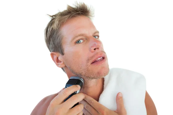 Hemdloser Mann rasiert sich den Bart — Stockfoto