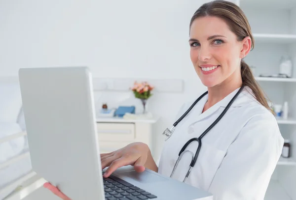 Mujer médico usando portátil —  Fotos de Stock