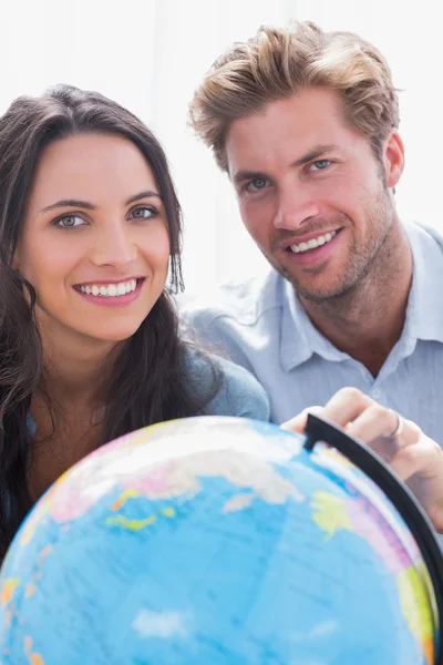 Retrato de una hermosa pareja mirando un globo — Foto de Stock