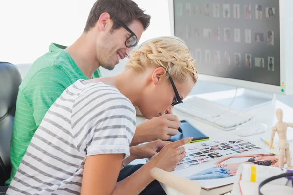 Hübsche Foto-Editor mit einer Lupe auf einem Kontaktblatt — Stockfoto