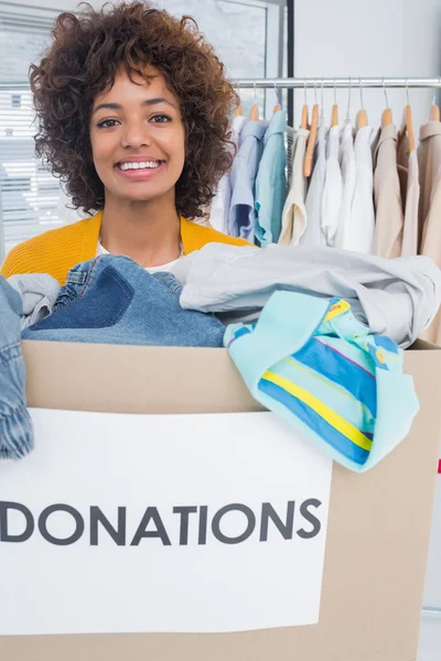 Donna attraente che partecipa alla carità — Foto Stock