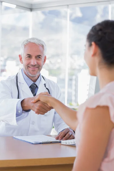 Patiënt schudden handen naar de dokter — Stockfoto