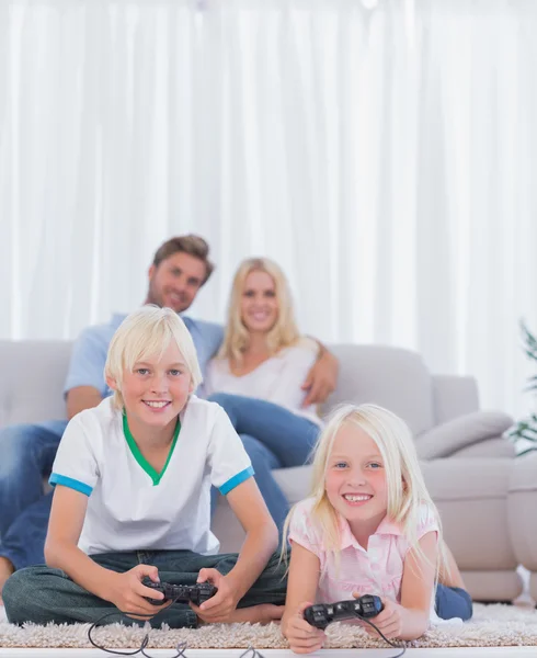 Niños en la alfombra jugando videojuegos —  Fotos de Stock