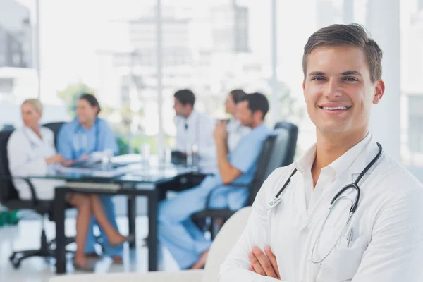 Smiling doctor with arms folded standing — Stock Photo, Image